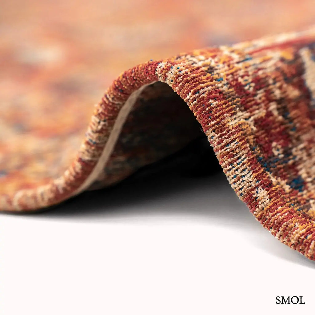 ECO RUG AKSOU kazah mintás szőnyeg téglavörös alapon körös medallion mintával, kék és mustár akcentusokkal, koptatott hatással, vastagság nagyítva