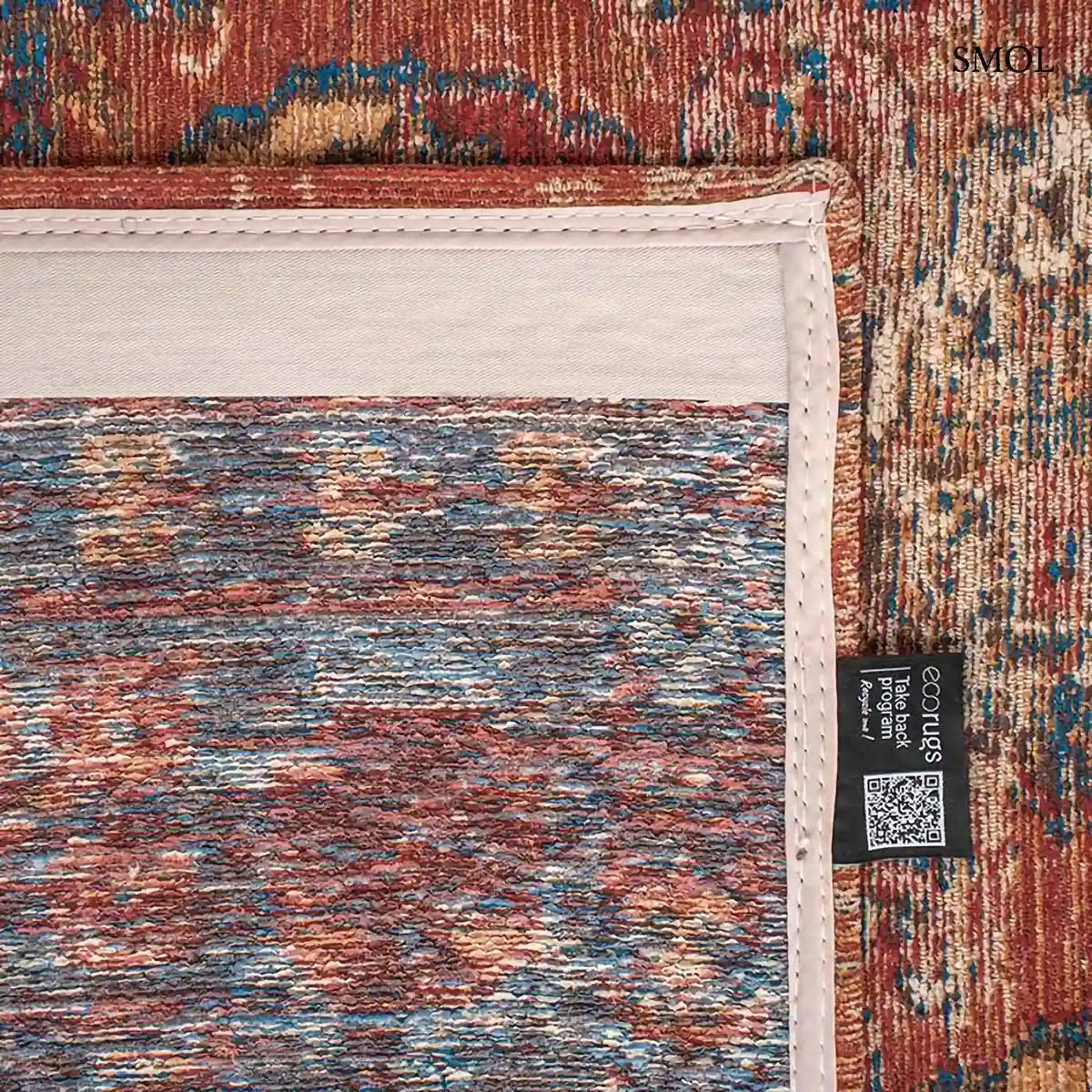 ECO RUG AKSOU kazah mintás szőnyeg téglavörös alapon körös medallion mintával, kék és mustár akcentusokkal, koptatott hatással, felhajtott sarokkal