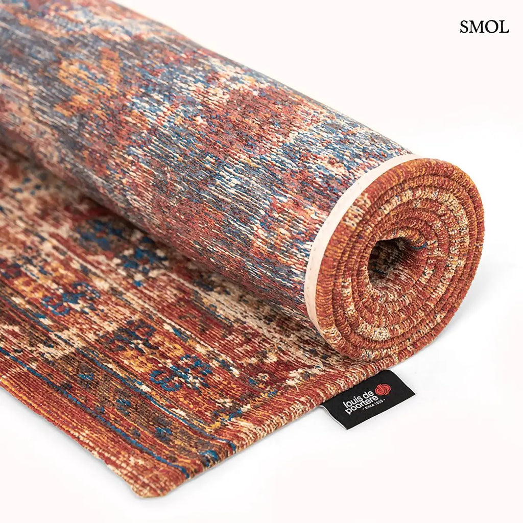 ECO RUG AKSOU kazah mintás szőnyeg téglavörös alapon körös medallion mintával, kék és mustár akcentusokkal, koptatott hatással, feltekerve