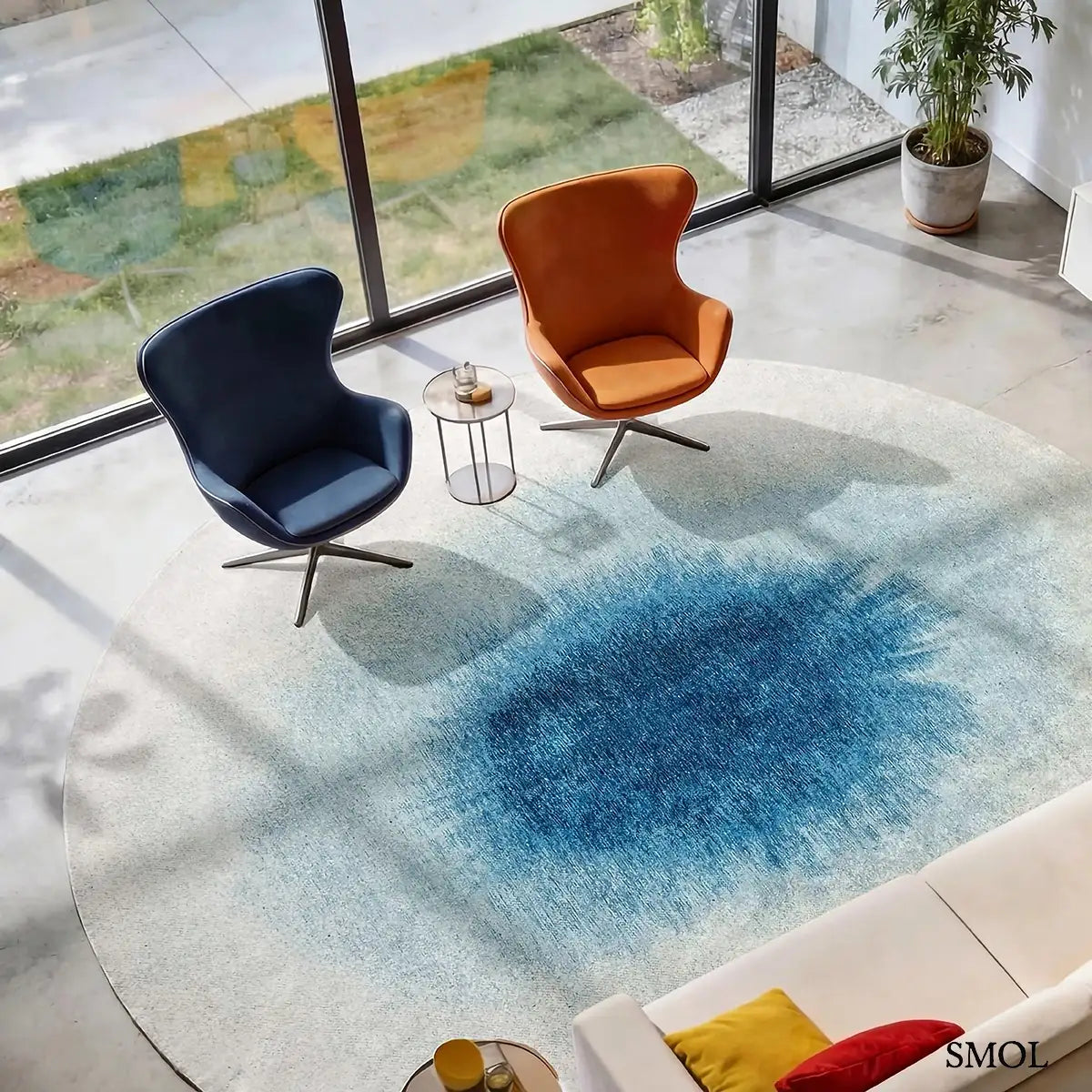 ECO RUG DREAM IN BLUE szőnyeg fehér alapon mélykék festékrobbanás-szerű folttal, halvány kék átmenettel, nappaliban