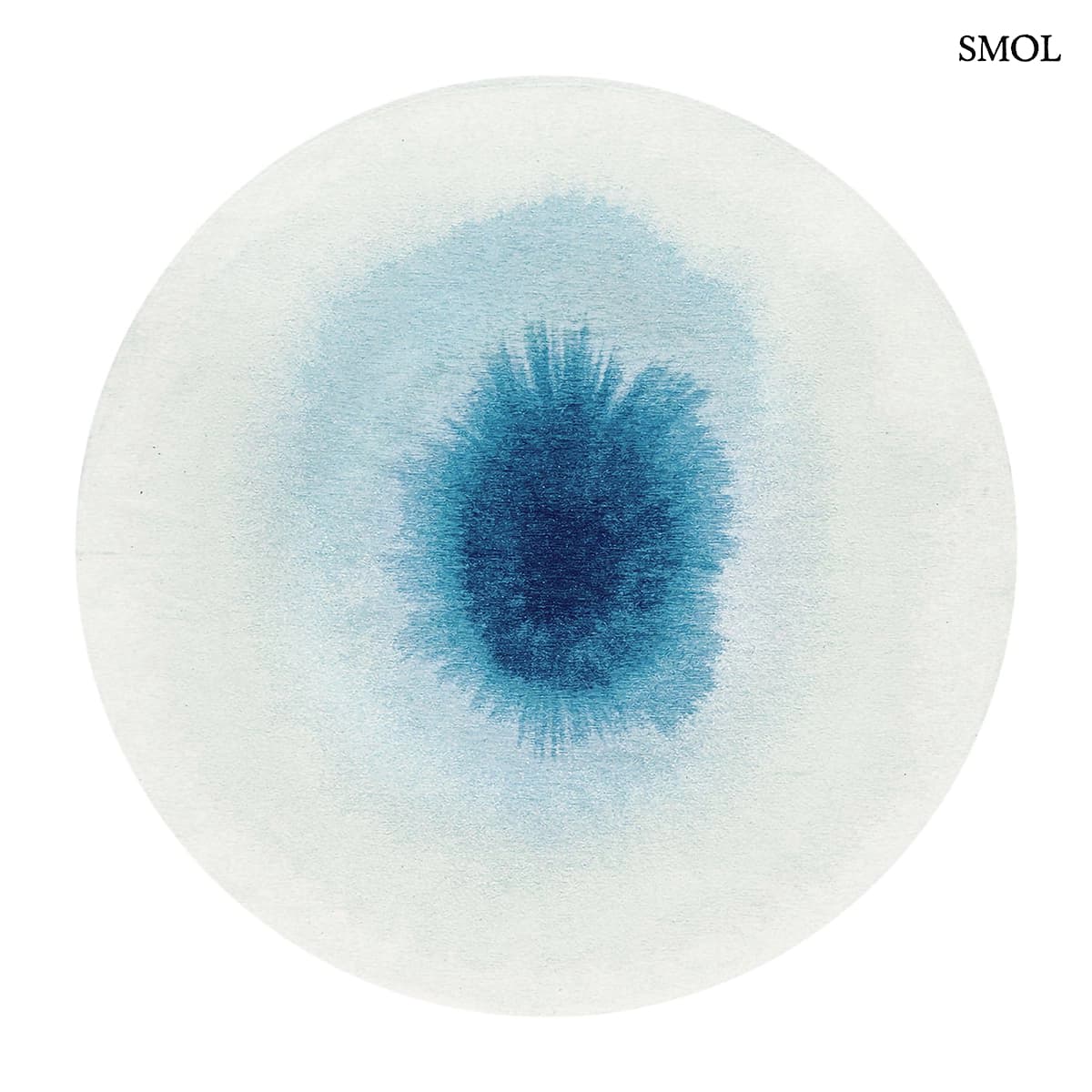 ECO RUG DREAM IN BLUE szőnyeg fehér alapon mélykék festékrobbanás-szerű folttal, halvány kék átmenettel, kör alakban