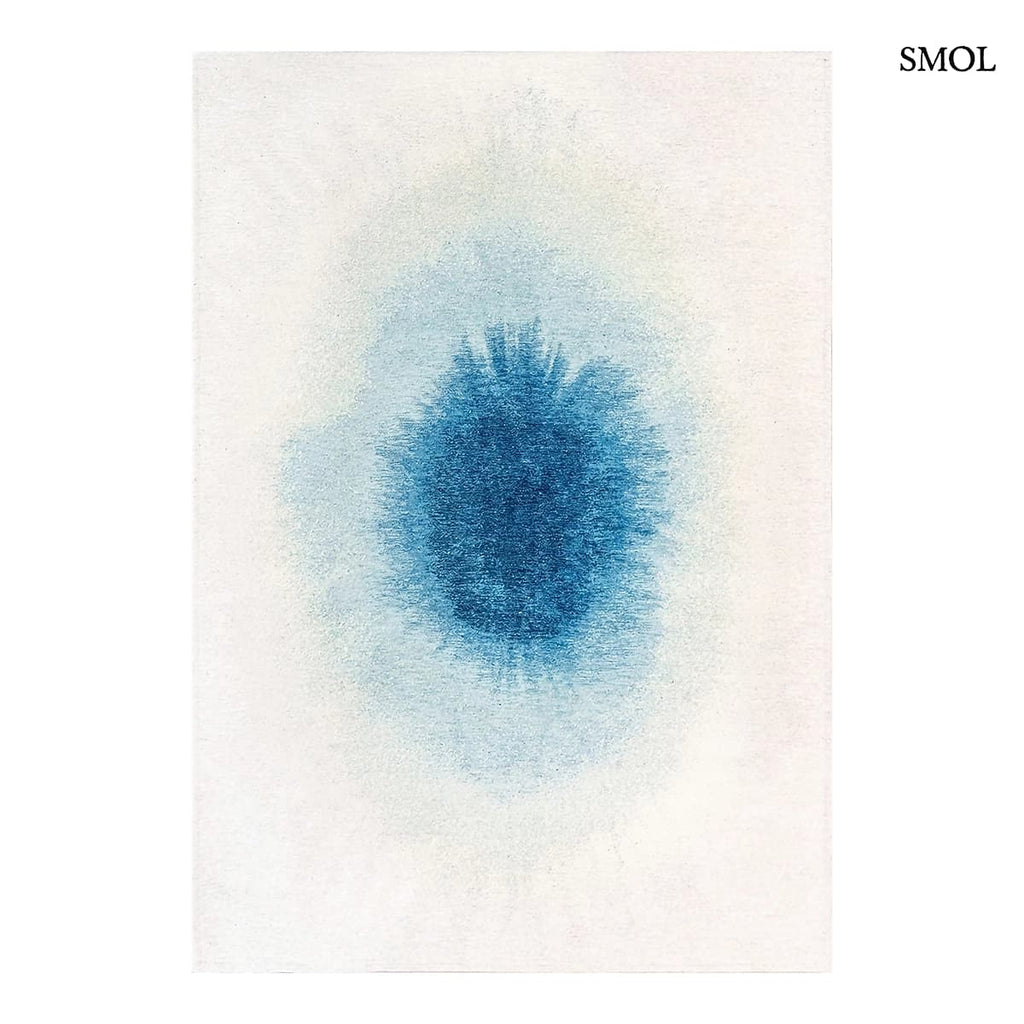 ECO RUG DREAM IN BLUE szőnyeg fehér alapon mélykék festékrobbanás-szerű folttal, halvány kék átmenettel, fehér háttérrel