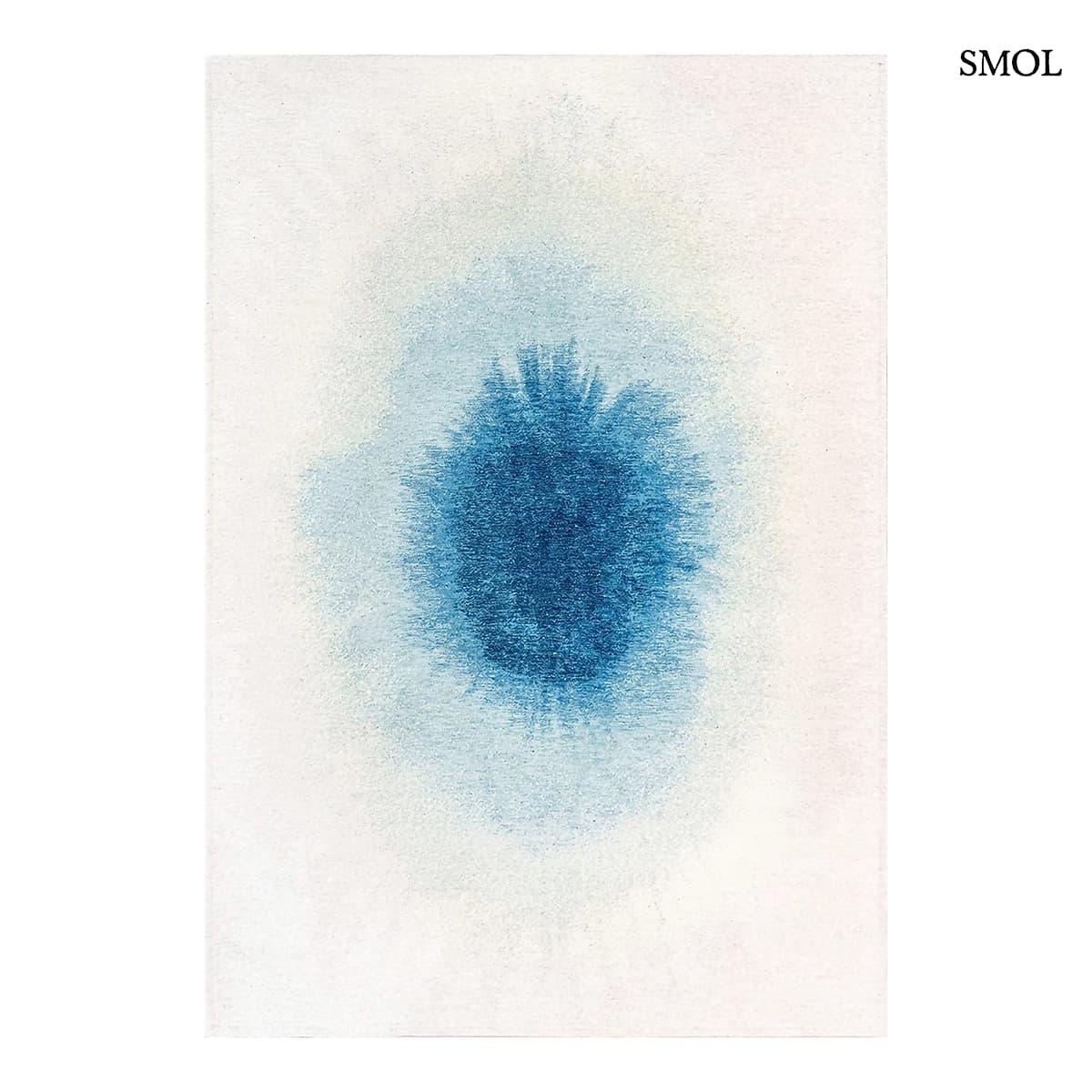 ECO RUG DREAM IN BLUE szőnyeg fehér alapon mélykék festékrobbanás-szerű folttal, halvány kék átmenettel, fehér háttérrel