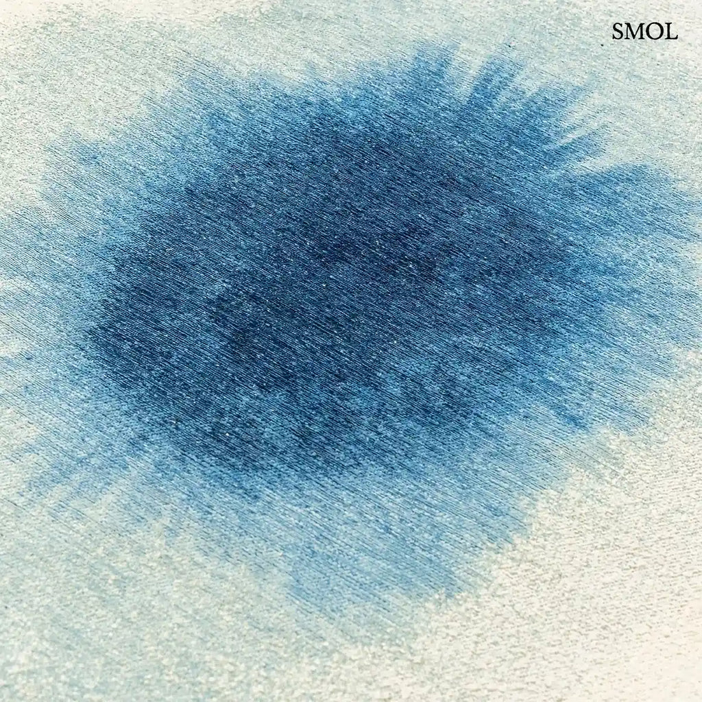 ECO RUG DREAM IN BLUE szőnyeg fehér alapon mélykék festékrobbanás-szerű folttal, halvány kék átmenettel, folt nagyítva