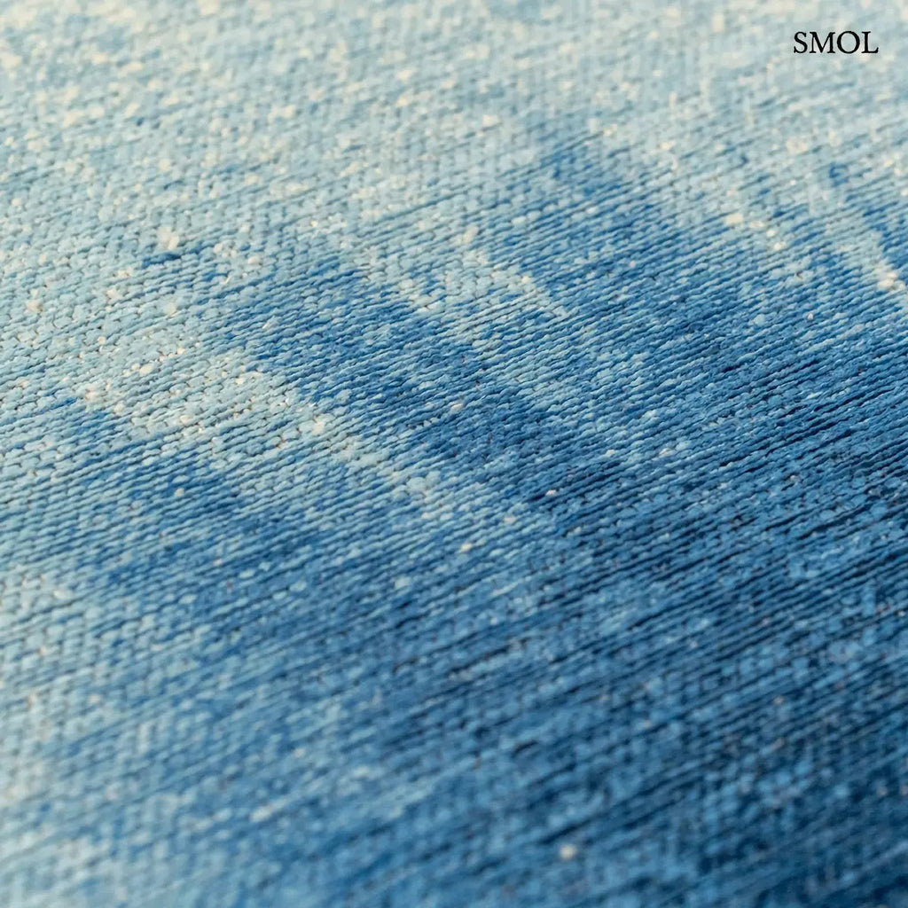ECO RUG DREAM IN BLUE szőnyeg fehér alapon mélykék festékrobbanás-szerű folttal, halvány kék átmenettel, színátmenet nagyítva