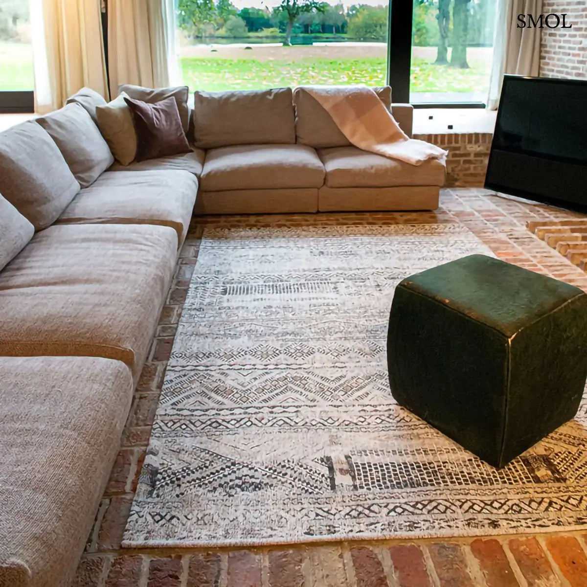 ECO RUG MEDINA WHITE kilim mintás szőnyeg fehér alapon szürke-barna halvány geometrikus mintával, nappaliban, kanapéval