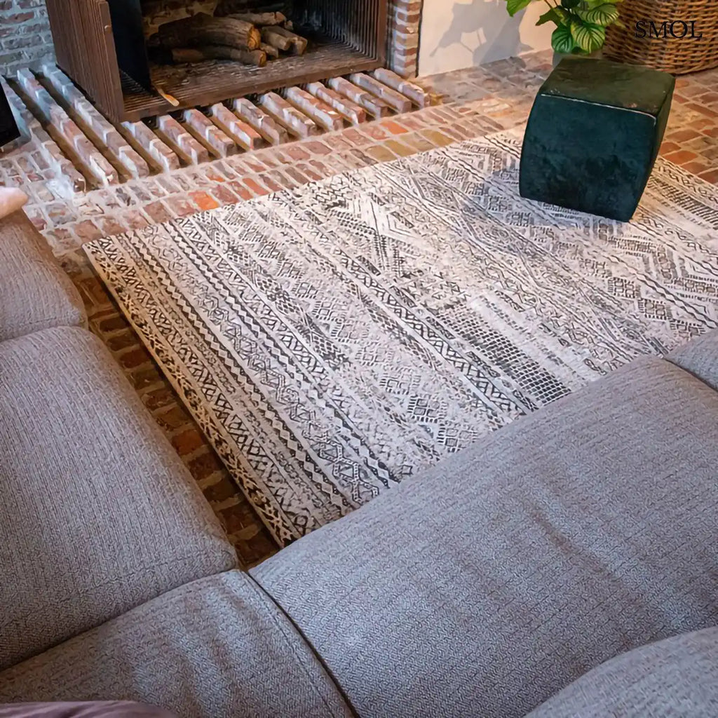 ECO RUG MEDINA WHITE kilim mintás szőnyeg fehér alapon szürke-barna halvány geometrikus mintával, kanapéval, felülről