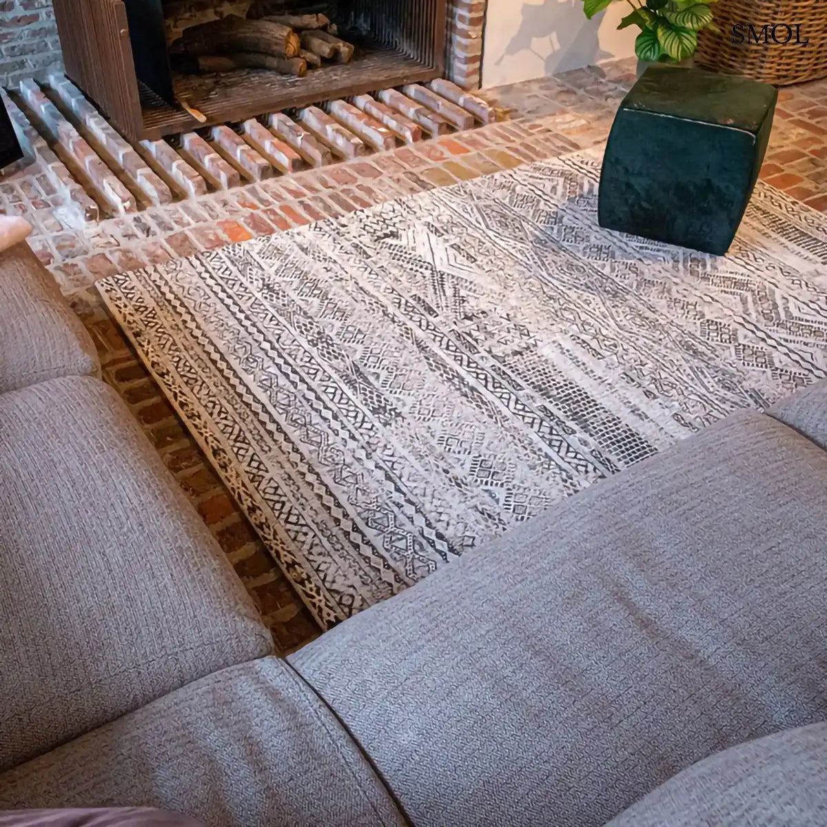 ECO RUG MEDINA WHITE kilim mintás szőnyeg fehér alapon szürke-barna halvány geometrikus mintával, kanapéval, felülről