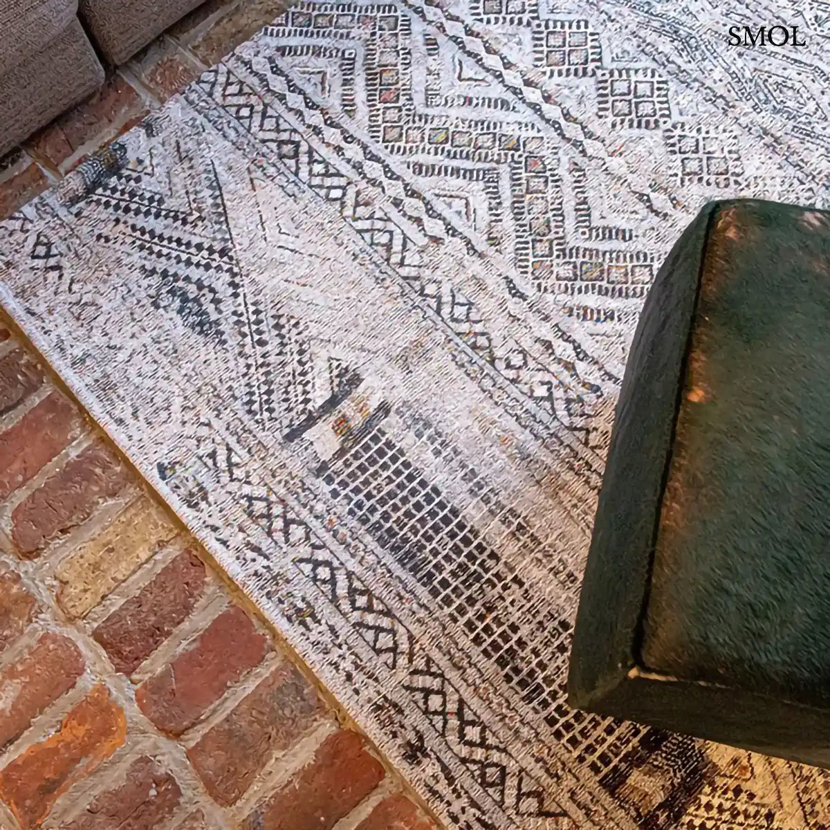 ECO RUG MEDINA WHITE kilim mintás szőnyeg fehér alapon szürke-barna halvány geometrikus mintával, lábtartóval, nagyítva