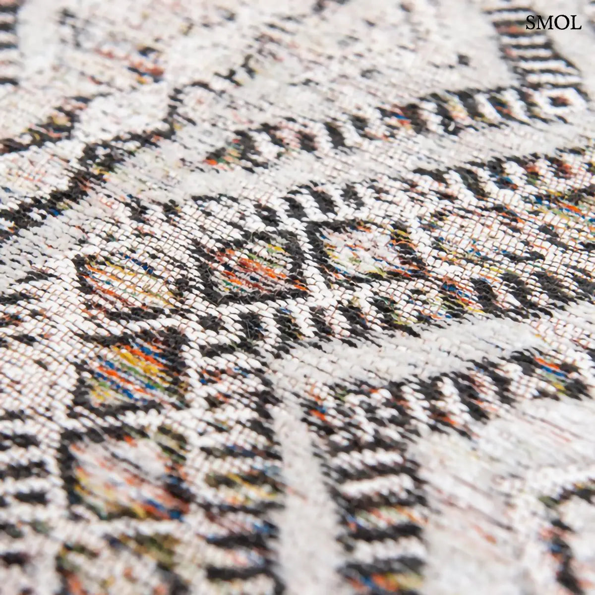 ECO RUG MEDINA WHITE kilim mintás szőnyeg fehér alapon szürke-barna halvány geometrikus mintával, minta nagyítva