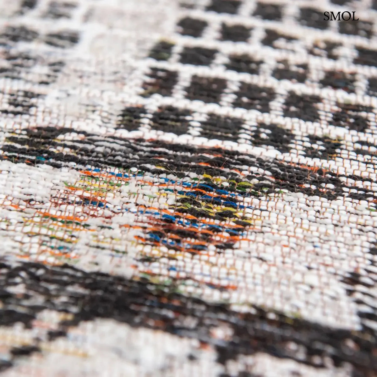ECO RUG MEDINA WHITE kilim mintás szőnyeg fehér alapon szürke-barna halvány geometrikus mintával, textúra nagyítva