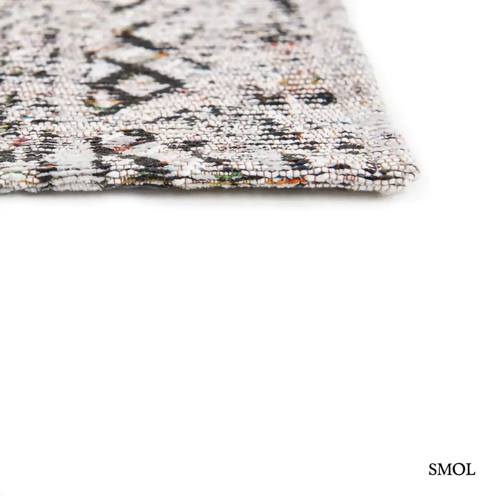 ECO RUG MEDINA WHITE kilim mintás szőnyeg fehér alapon szürke-barna halvány geometrikus mintával, sarok nagyítva