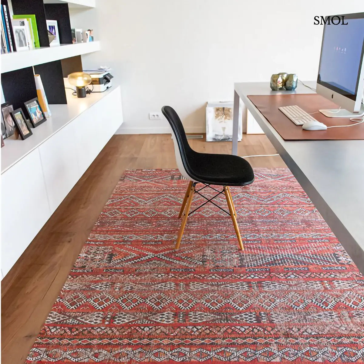 ECO RUG FEZ RED kilim mintás szőnyeg piros-barna kombinációban, marokkói geometrikus mintával, koptatott hatással, home office-ban oldalról