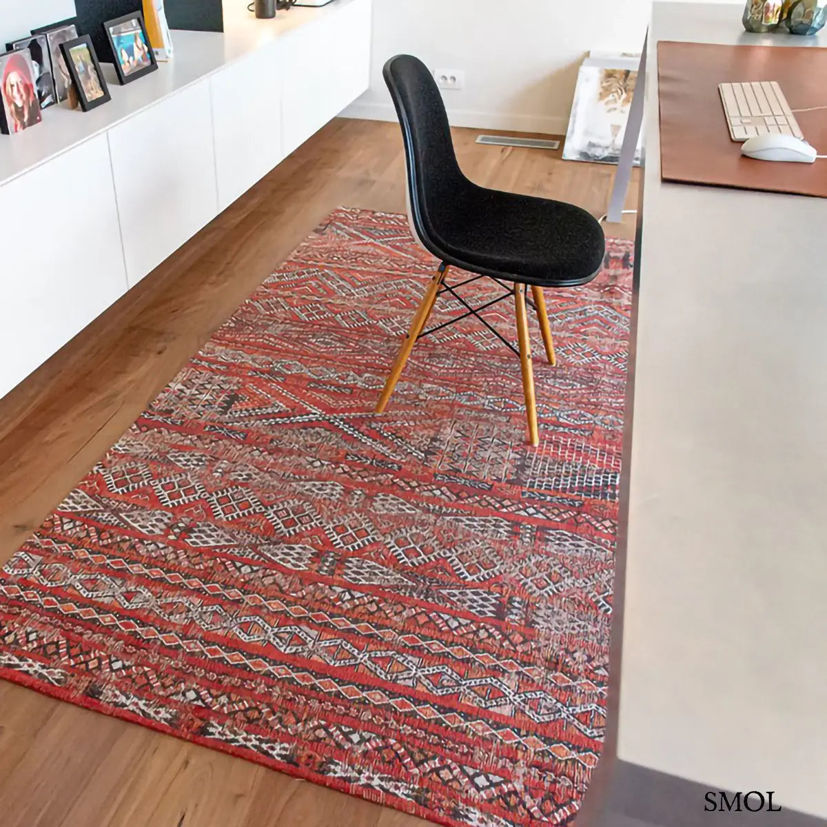 ECO RUG FEZ RED kilim mintás szőnyeg piros-barna kombinációban, marokkói geometrikus mintával, koptatott hatással, irodában, székkel
