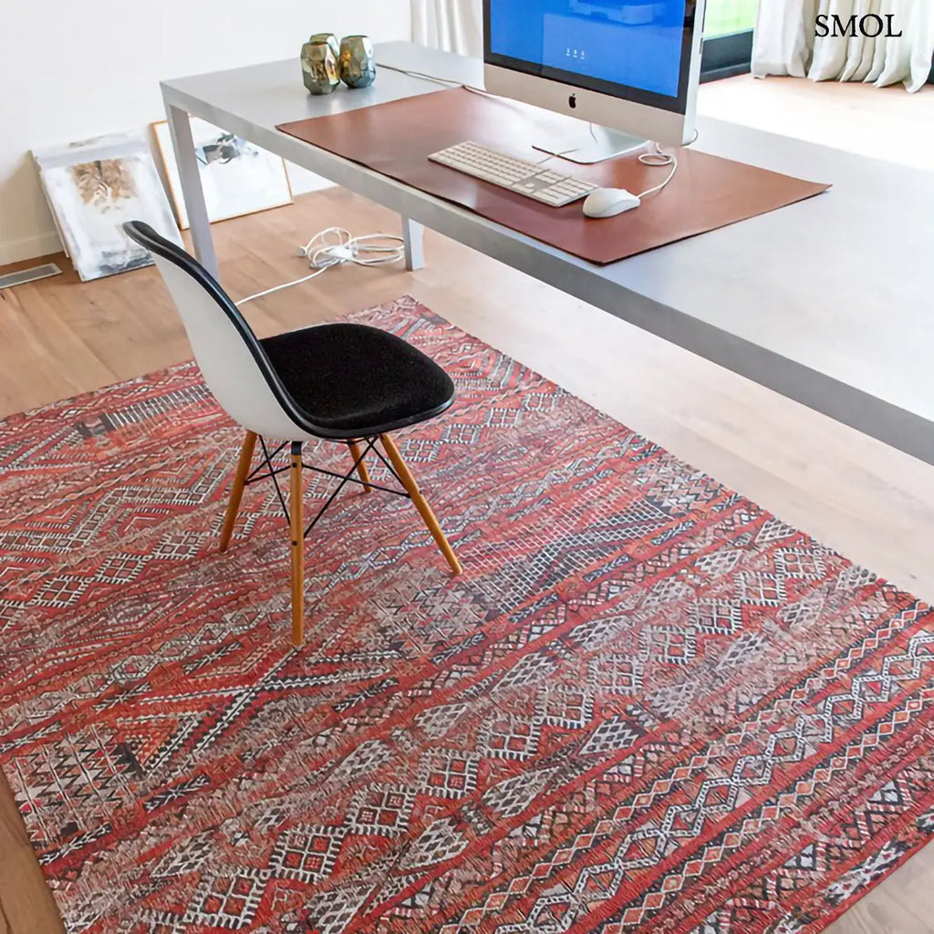 ECO RUG FEZ RED kilim mintás szőnyeg piros-barna kombinációban, marokkói geometrikus mintával, koptatott hatással irodában, számítógéppel
