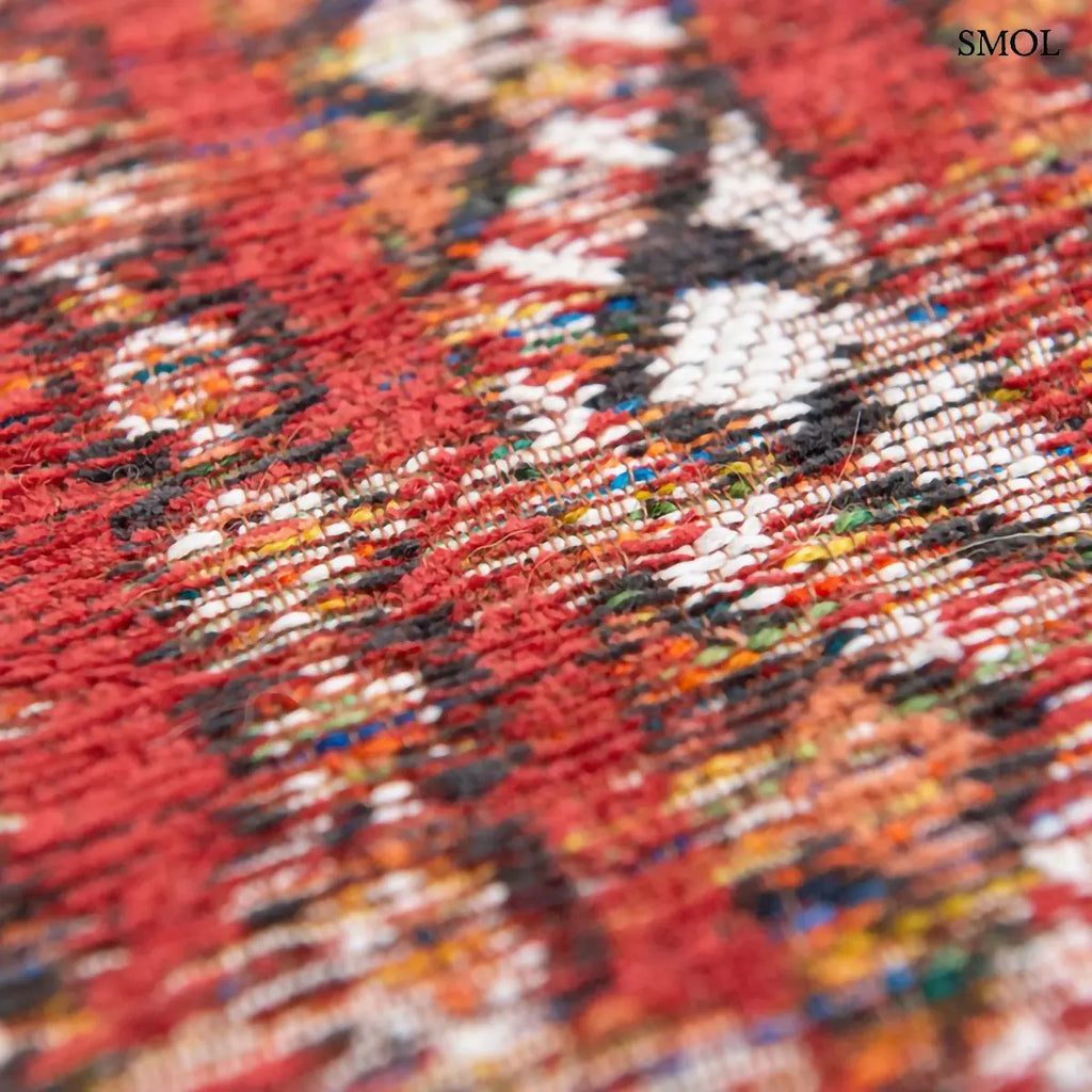 ECO RUG FEZ RED kilim mintás szőnyeg piros-barna kombinációban, marokkói geometrikus mintával, koptatott hatással, textúra nagyítva