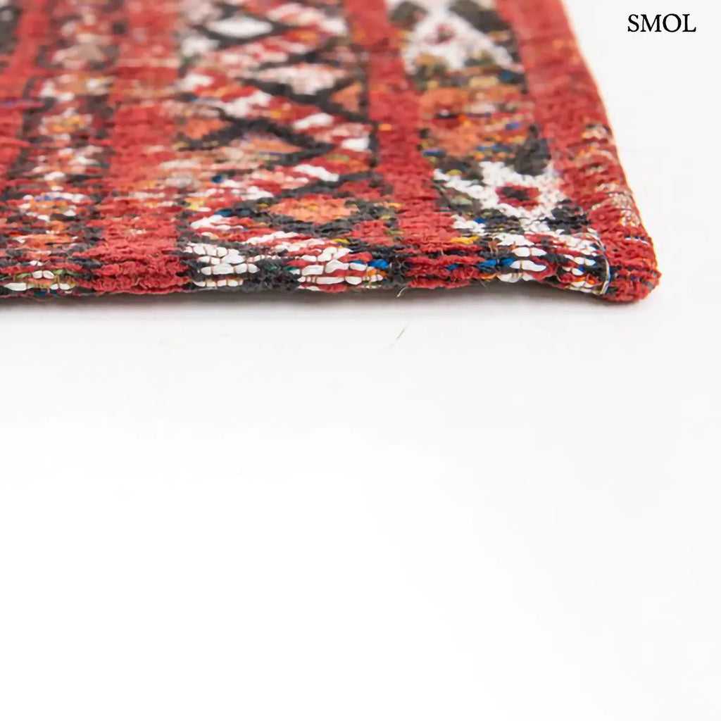 ECO RUG FEZ RED kilim mintás szőnyeg piros-barna kombinációban, marokkói geometrikus mintával, koptatott hatással, sarok nagyítva