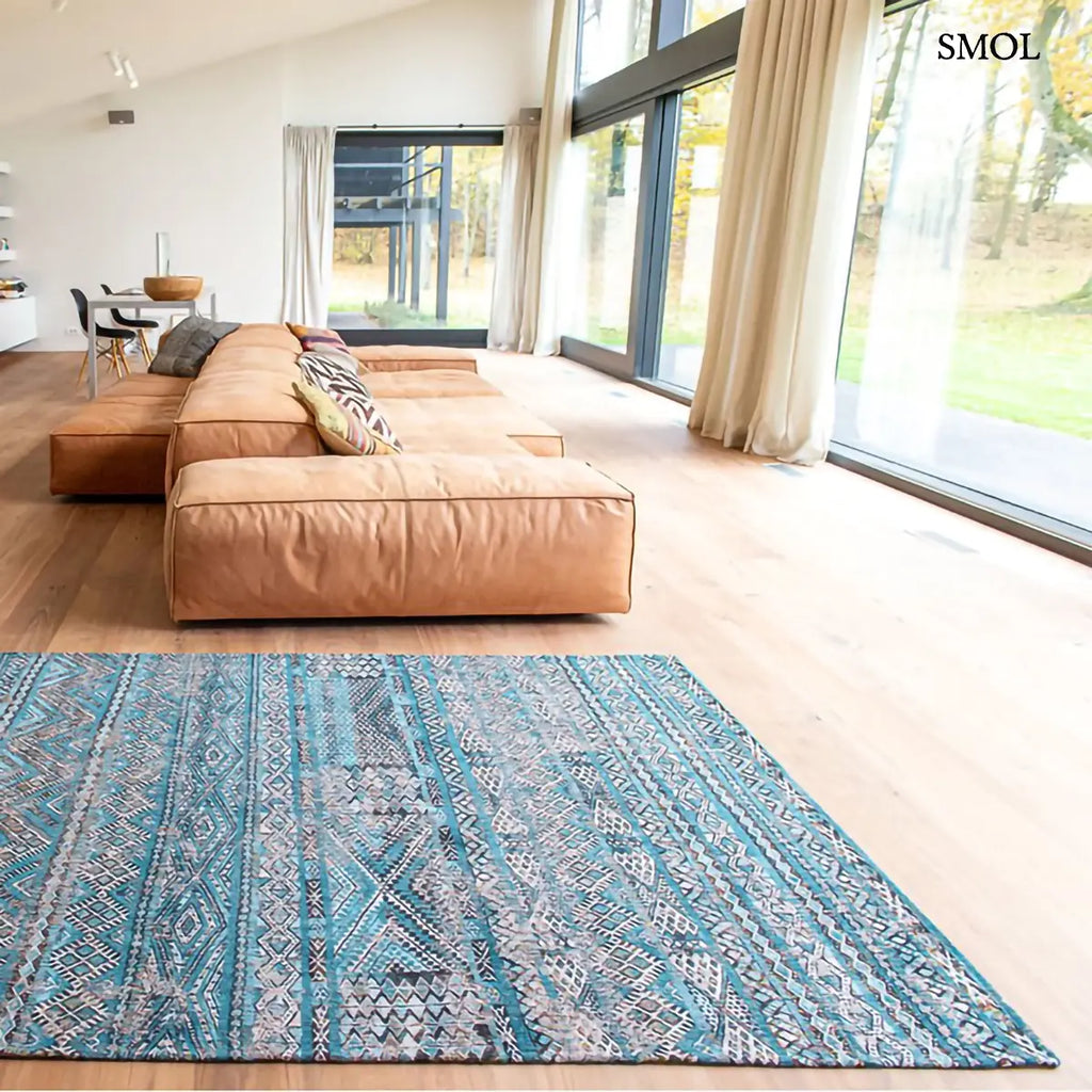 ECO RUG ZEMMURI BLUE kilim mintás szőnyeg türkiz-bézs kombinációban, marokkói geometrikus mintával, koptatott hatással. nappaliban