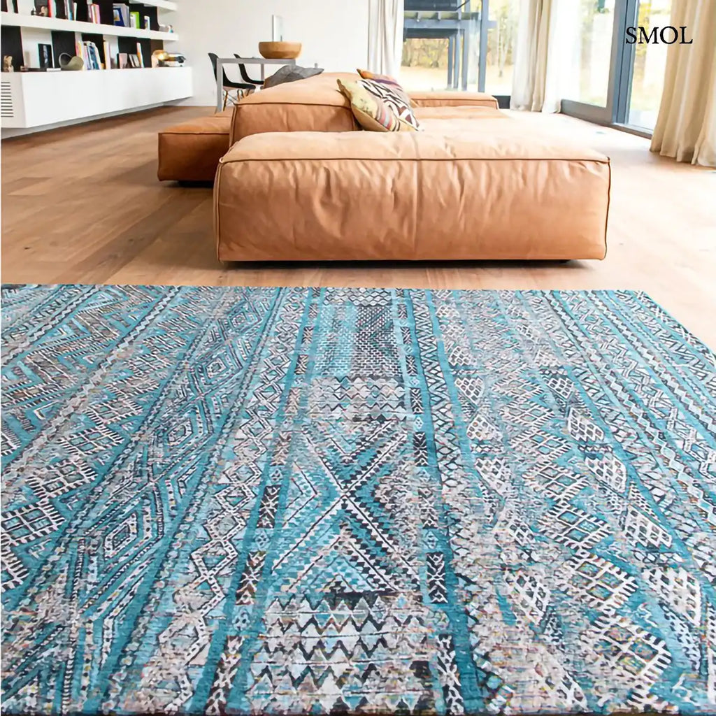 ECO RUG ZEMMURI BLUE kilim mintás szőnyeg türkiz-bézs kombinációban, marokkói geometrikus mintával, koptatott hatással, nappaliban, nagyítva