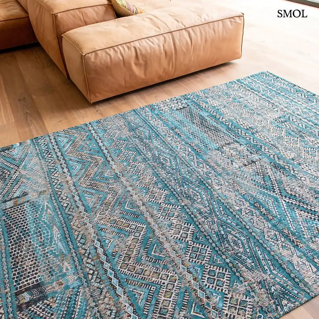 ECO RUG ZEMMURI BLUE kilim mintás szőnyeg türkiz-bézs kombinációban, marokkói geometrikus mintával, koptatott hatással nappaliban, felülről