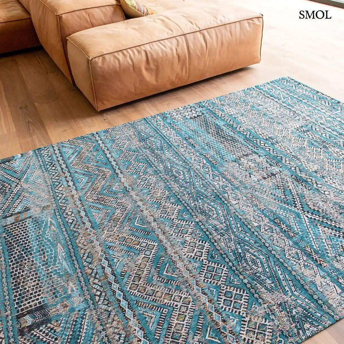 ECO RUG ZEMMURI BLUE kilim mintás szőnyeg türkiz-bézs kombinációban, marokkói geometrikus mintával, koptatott hatással nappaliban, felülről