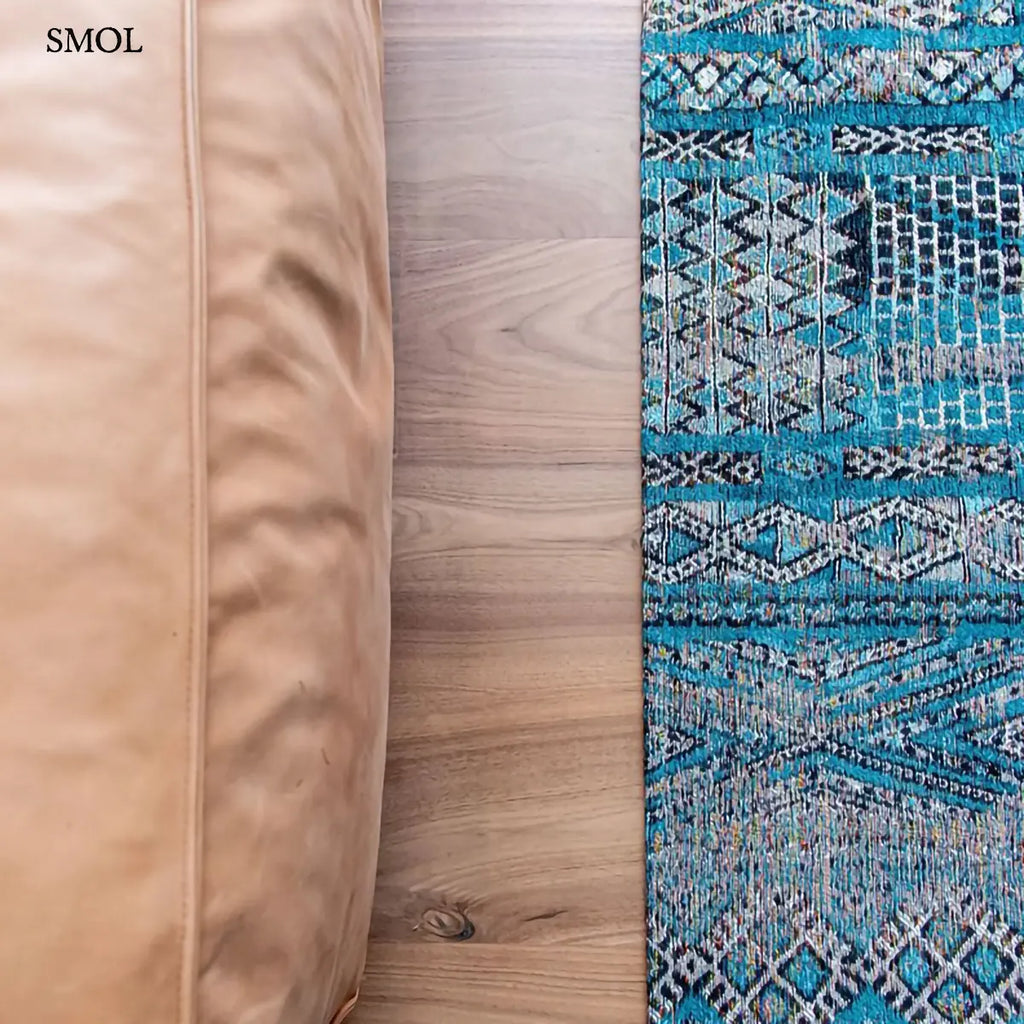 ECO RUG ZEMMURI BLUE kilim mintás szőnyeg türkiz-bézs kombinációban, marokkói geometrikus mintával, koptatott hatással , kanapé mellett, széllel