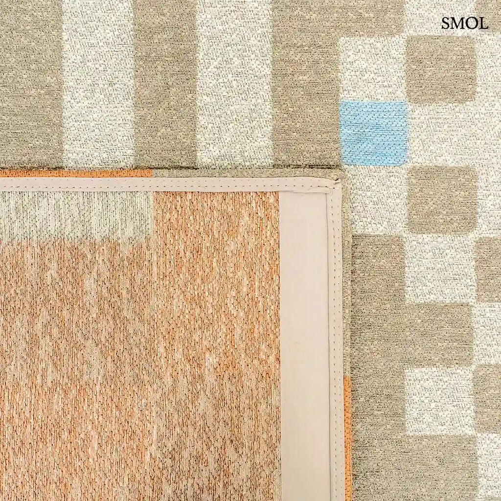 ECO RUG GREYHOUND bézs-szürke kockás mintás szőnyeg, felhajtott sarokkal