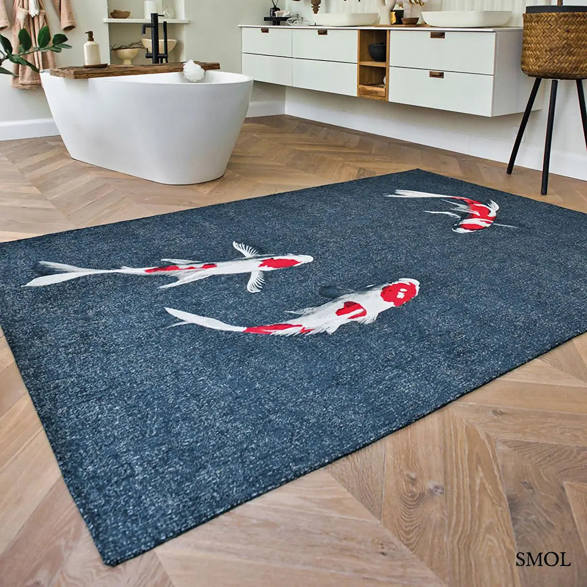 ECO RUG JAPANESE POND koi hal mintás szőnyeg acélkék alapon piros-fehér koi halakkal, nappaliban