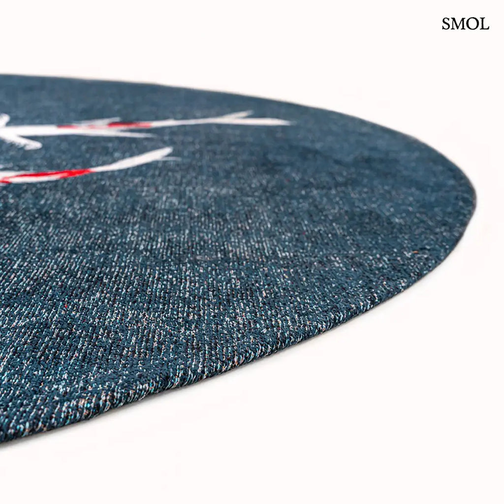 ECO RUG JAPANESE POND koi hal mintás szőnyeg acélkék alapon piros-fehér koi halakkal, kör alakú széle nagyítva