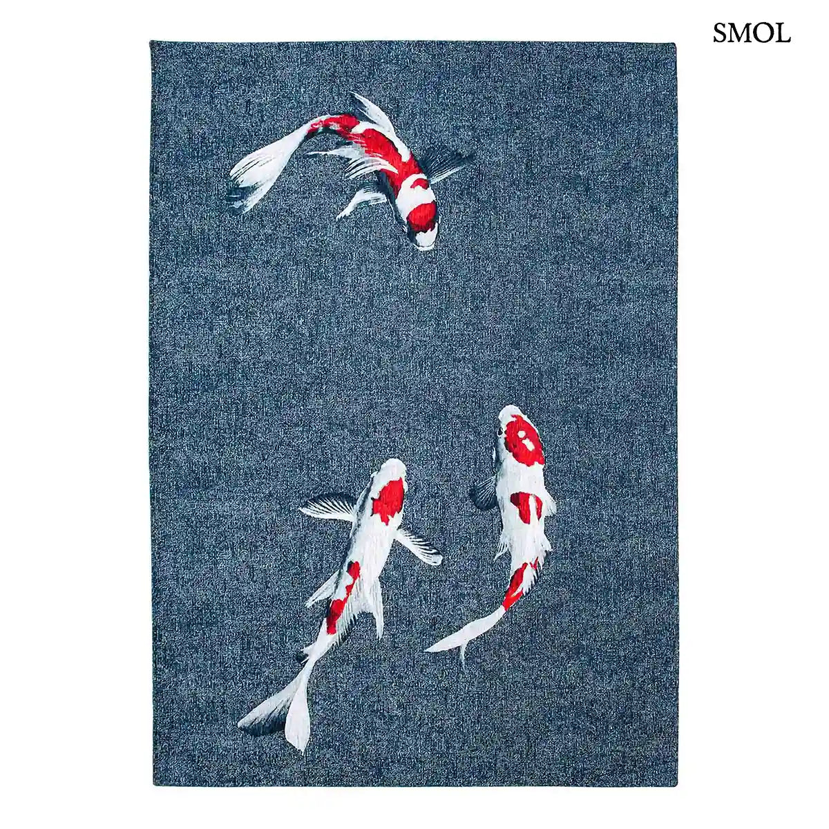 ECO RUG JAPANESE POND koi hal mintás szőnyeg acélkék alapon piros-fehér koi halakkal, fehér háttérrel
