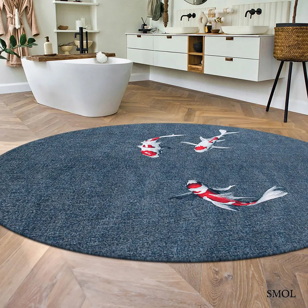 ECO RUG JAPANESE POND koi hal mintás szőnyeg acélkék alapon piros-fehér koi halakkal, fürdőszobában
