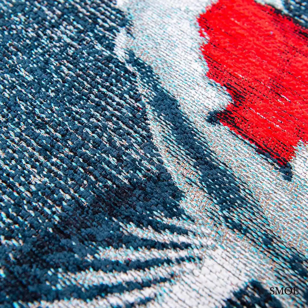 ECO RUG JAPANESE POND koi hal mintás szőnyeg acélkék alapon piros-fehér koi halakkal, minta nagyítva