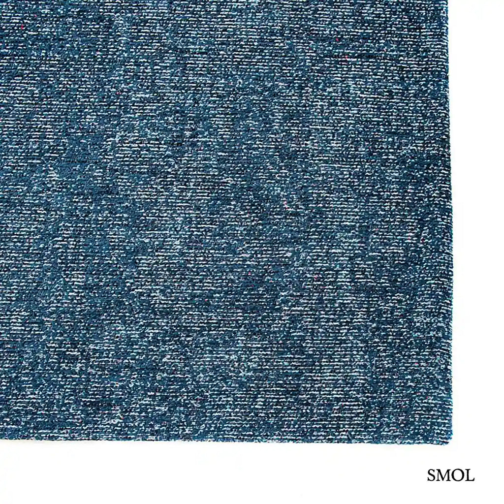 ECO RUG JAPANESE POND koi hal mintás szőnyeg acélkék alapon piros-fehér koi halakkal, szegély nagyítva