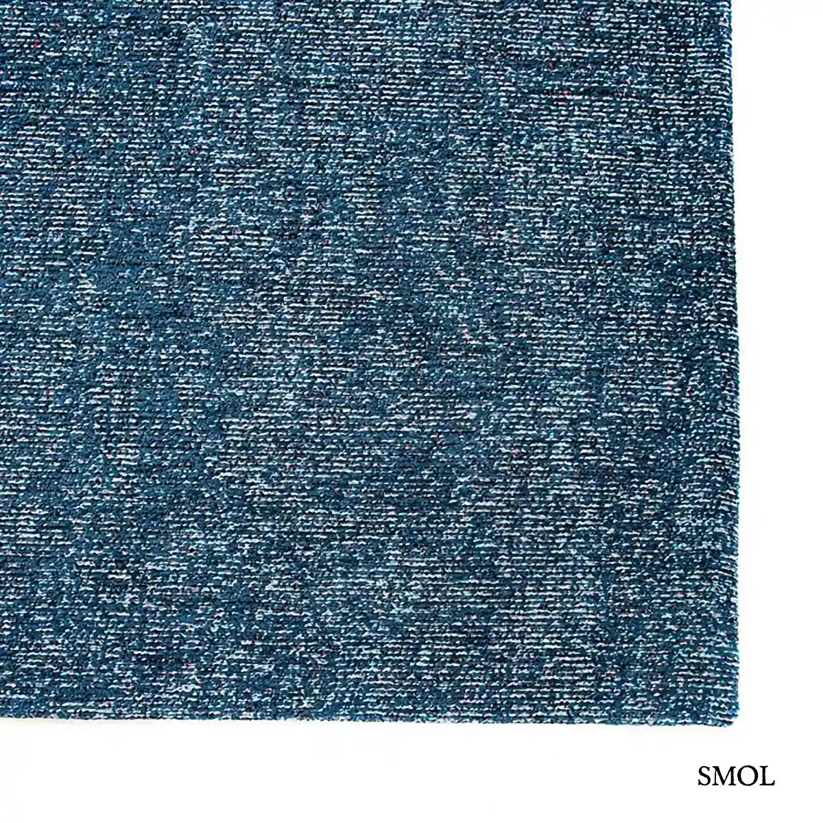 ECO RUG JAPANESE POND koi hal mintás szőnyeg acélkék alapon piros-fehér koi halakkal, szegély nagyítva