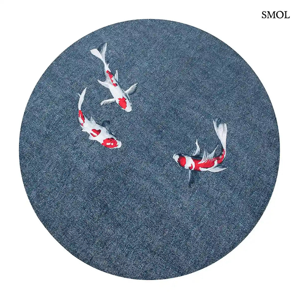 ECO RUG JAPANESE POND koi hal mintás szőnyeg acélkék alapon piros-fehér koi halakkal, kerek formában