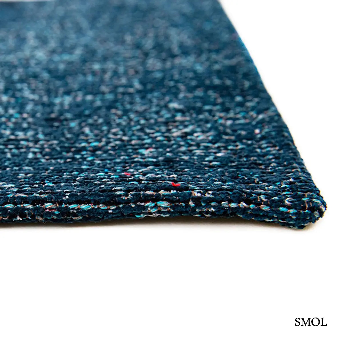 ECO RUG JAPANESE POND koi hal mintás szőnyeg acélkék alapon piros-fehér koi halakkal, sarok nagyítva