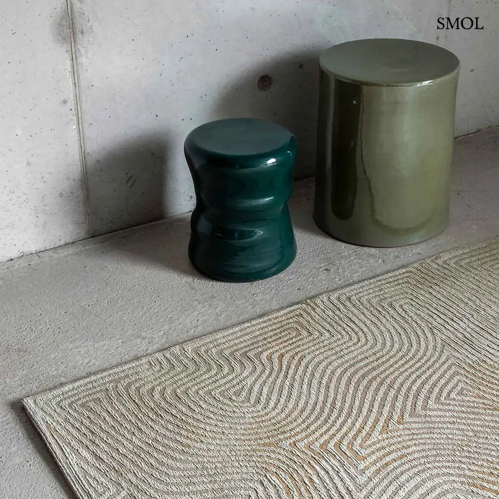 ECO RUG SHELL BEIGE korall mintás szőnyeg bézs tónusokban, meanderező vonalakkal, texturált felülettel, zöld ülőkékkel