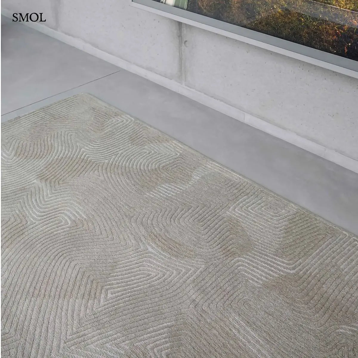 ECO RUG SHELL BEIGE korall mintás szőnyeg bézs tónusokban, meanderező vonalakkal, texturált felülettel, szürke padlón