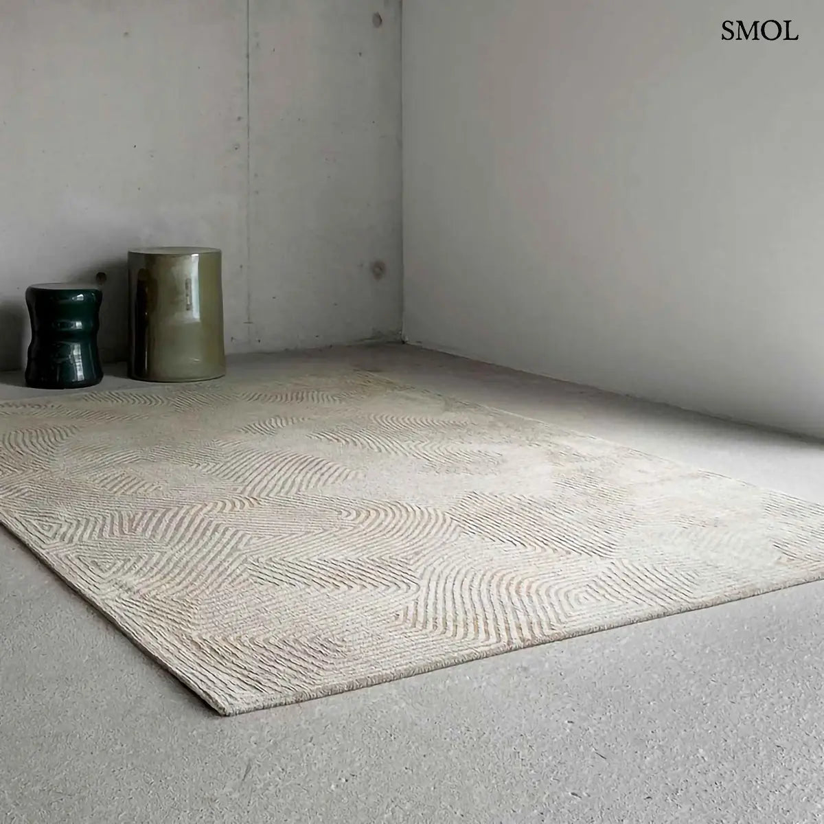 ECO RUG SHELL BEIGE korall mintás szőnyeg bézs tónusokban, meanderező vonalakkal, texturált felülettel, szobában, zöld ülőkékkel