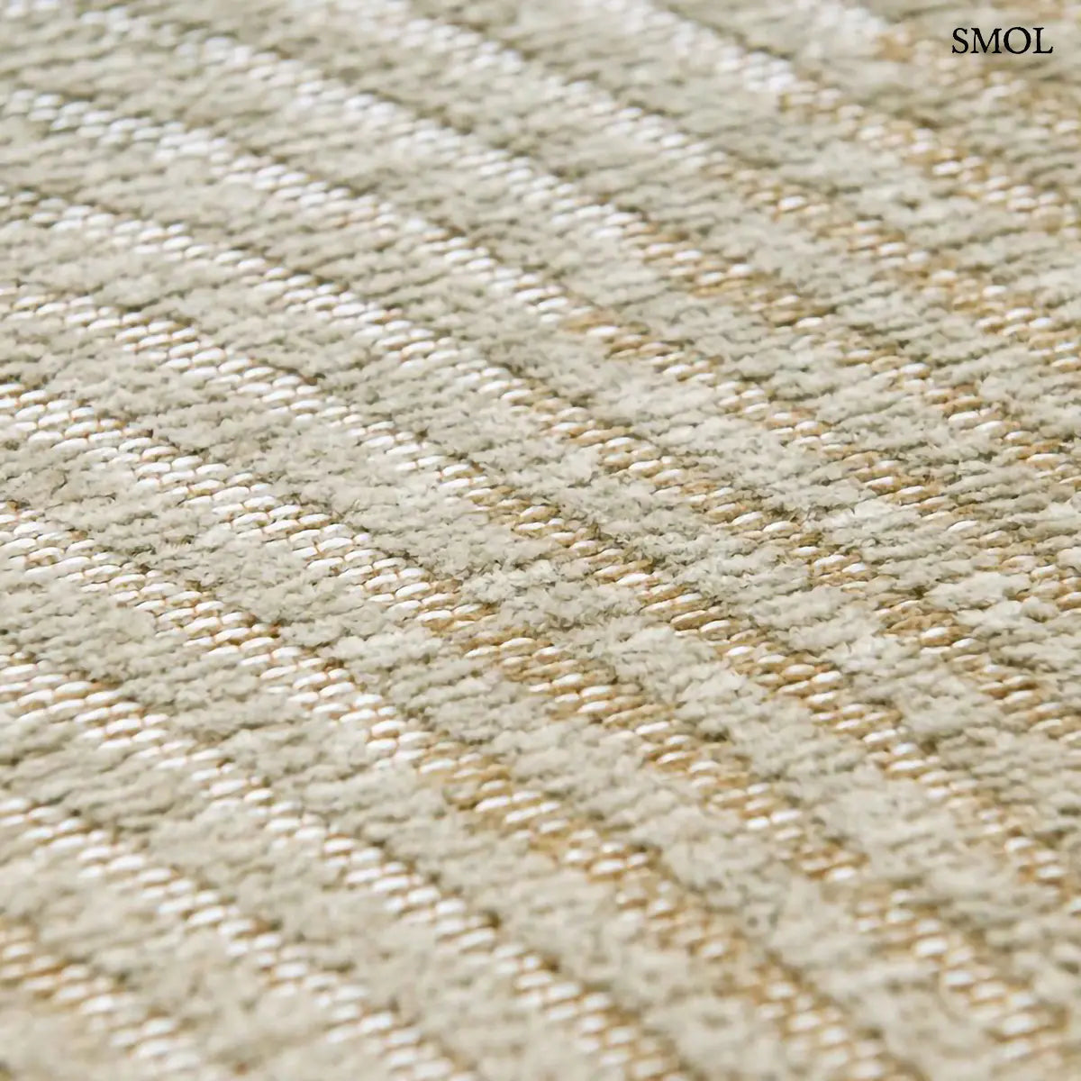 ECO RUG SHELL BEIGE korall mintás szőnyeg bézs tónusokban, meanderező vonalakkal, texturált felülettel, textúra nagyítva
