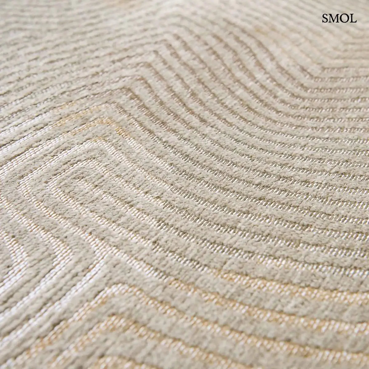 ECO RUG SHELL BEIGE korall mintás szőnyeg bézs tónusokban, meanderező vonalakkal, texturált felülettel, minta nagyítva