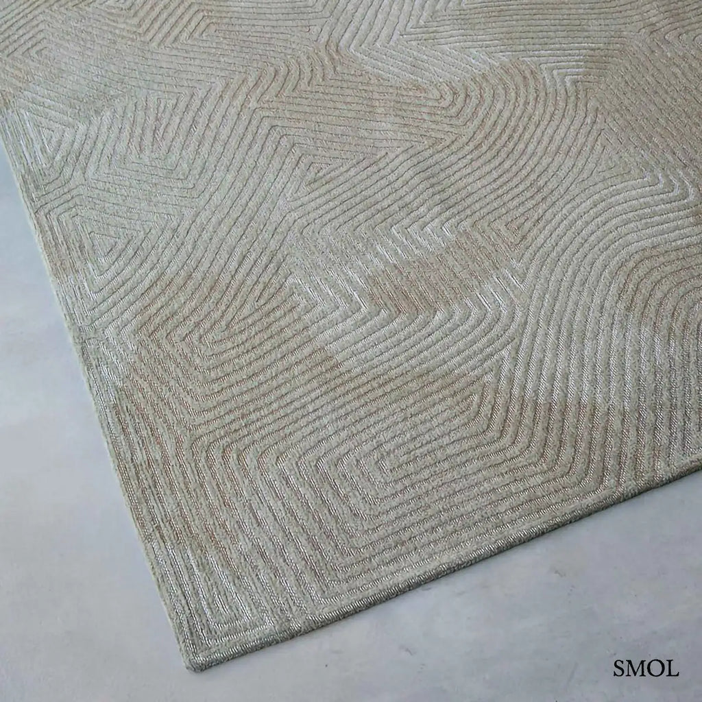 ECO RUG SHELL BEIGE korall mintás szőnyeg bézs tónusokban, meanderező vonalakkal, texturált felülettel, sarok nagyítva