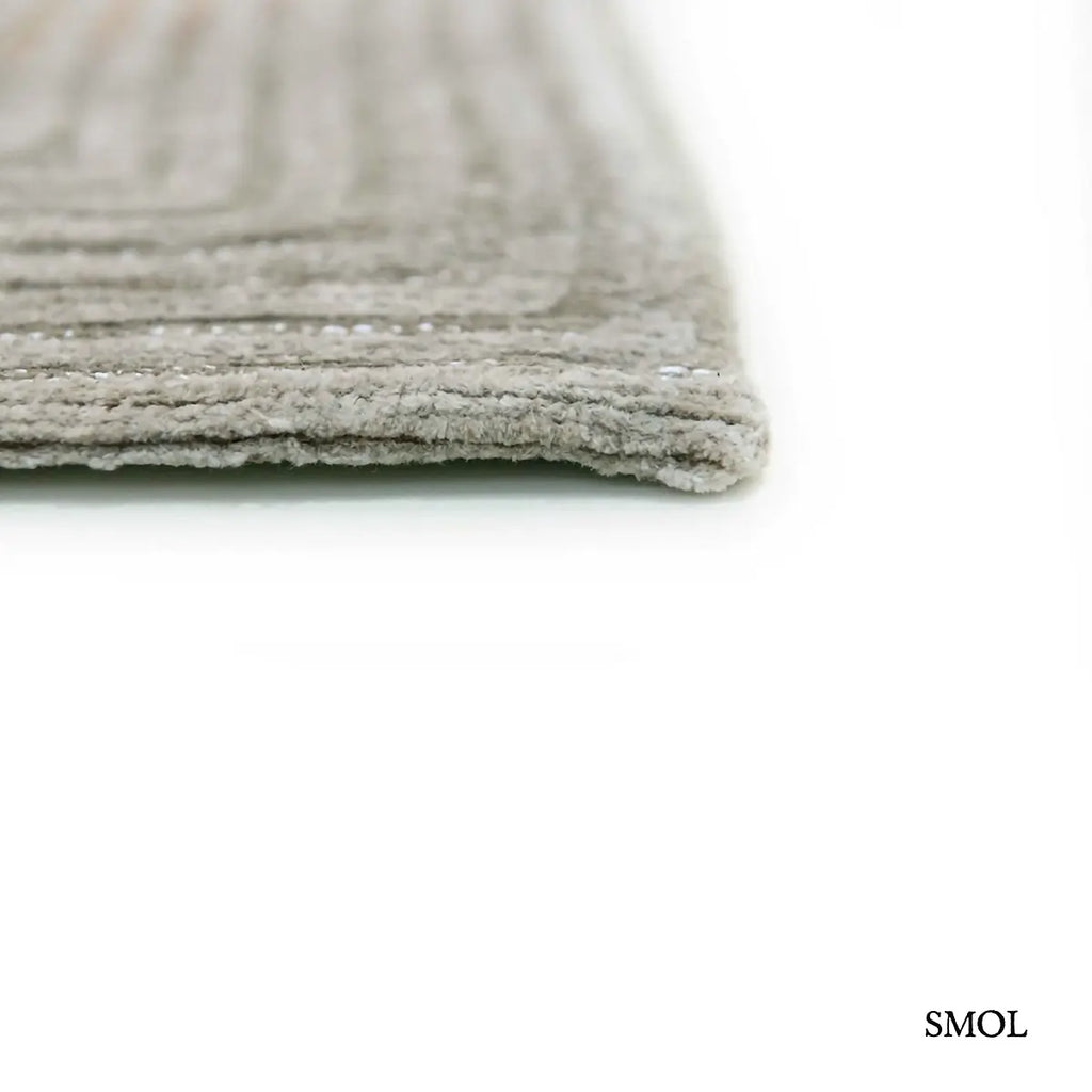 ECO RUG SHELL BEIGE korall mintás szőnyeg bézs tónusokban, meanderező vonalakkal, texturált felülettel, vastagság