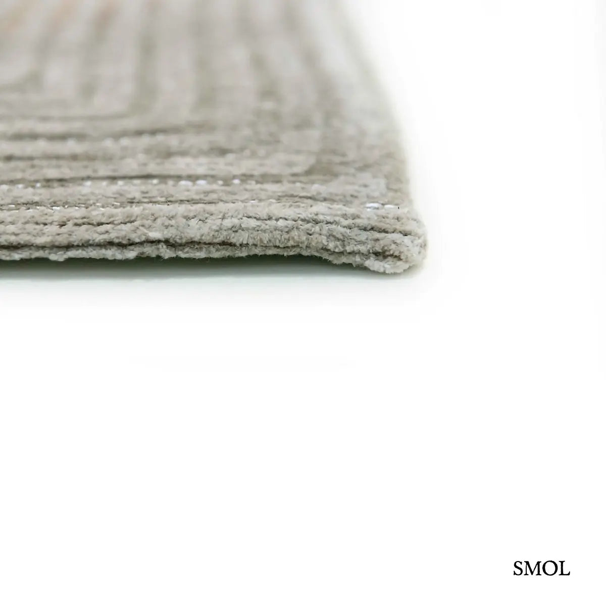 ECO RUG SHELL BEIGE korall mintás szőnyeg bézs tónusokban, meanderező vonalakkal, texturált felülettel, vastagság