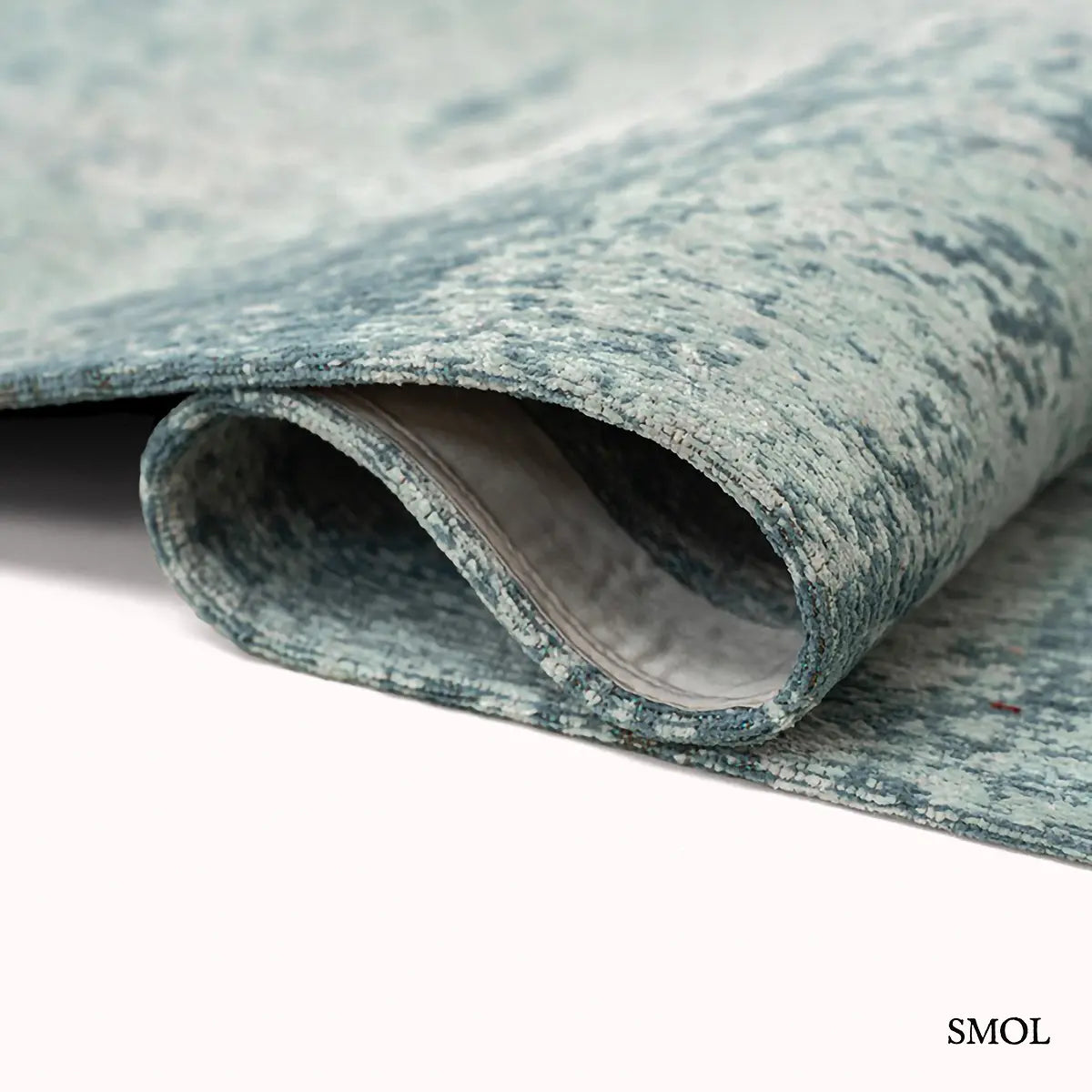 ECO RUG NEPTUNE mélykék kráteres mintás szőnyeg, hullámosra hajtogatva