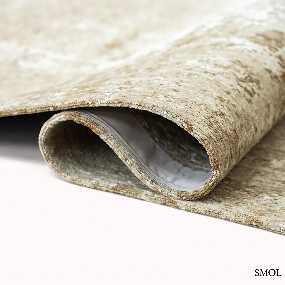 ECO RUG MERCURY meleg sárga kráteres mintás szőnyeg, hullámosra hajtogatva