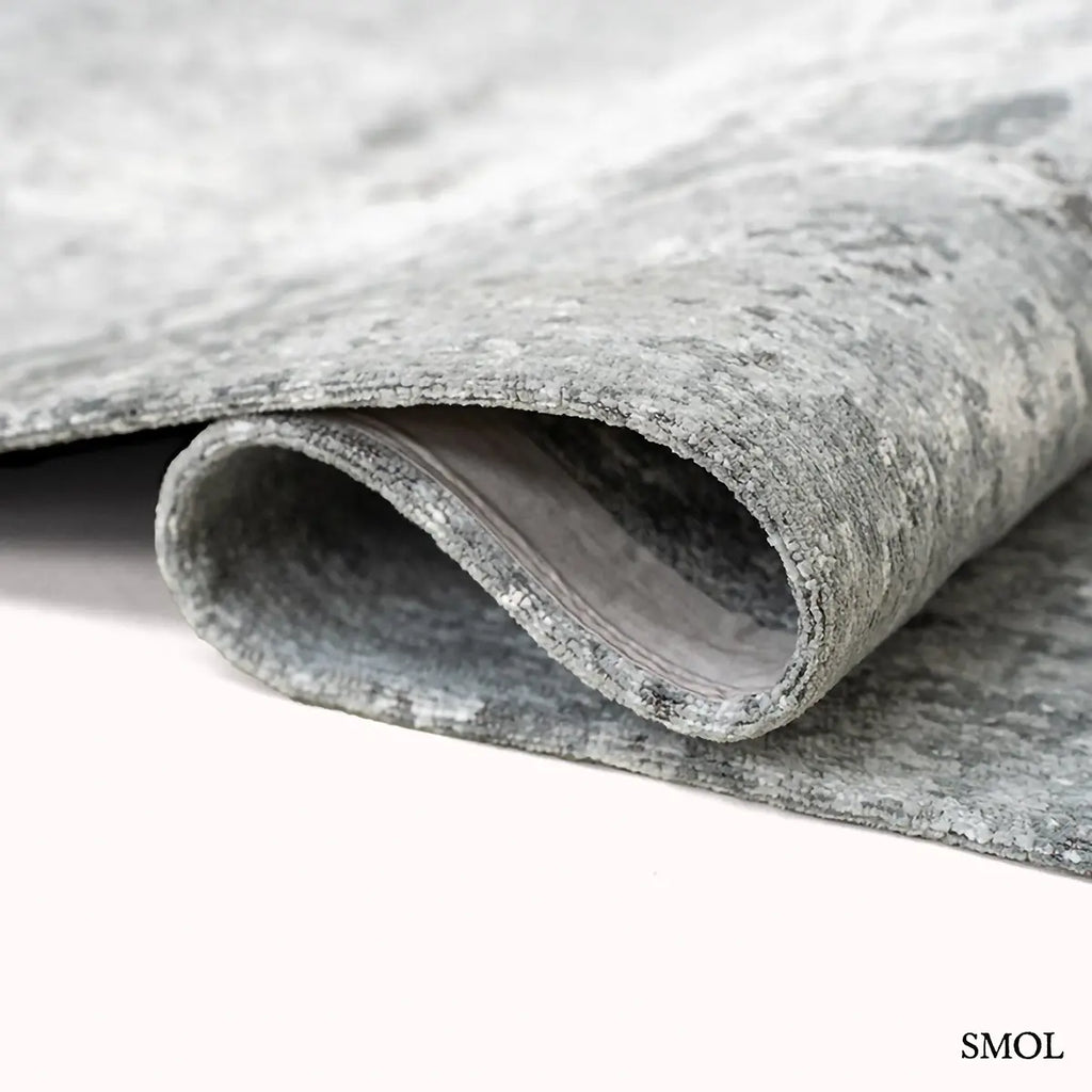 ECO RUG VENUS puha szürke kráteres mintás szőnyeg, hullámosra hajtogatva