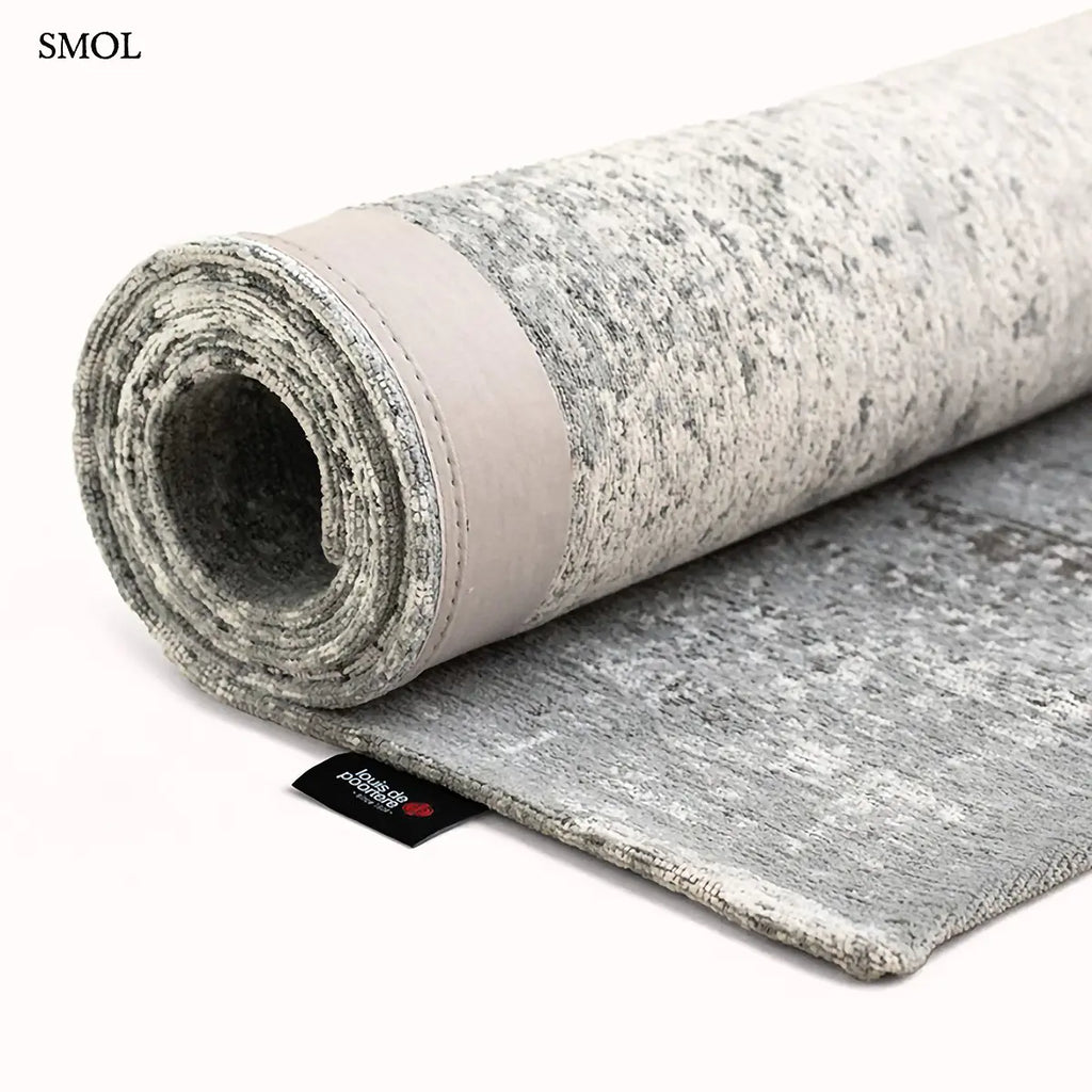 ECO RUG VENUS puha szürke kráteres mintás szőnyeg, feltekerve