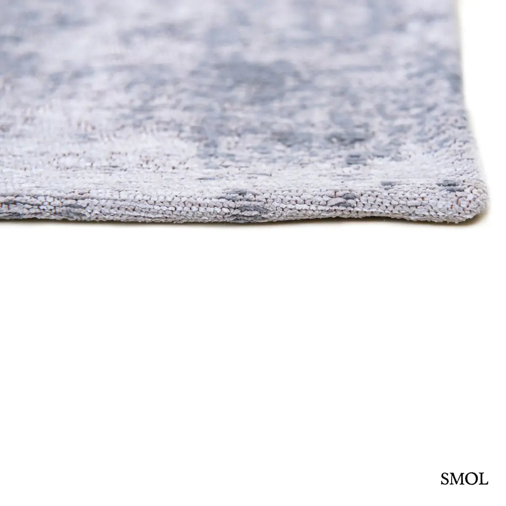 ECO RUG QUARTZ medaillon mintás szőnyeg szürke tónusokban, vintage hatással, foltos vízfestmény felülettel, sarok nagyítva