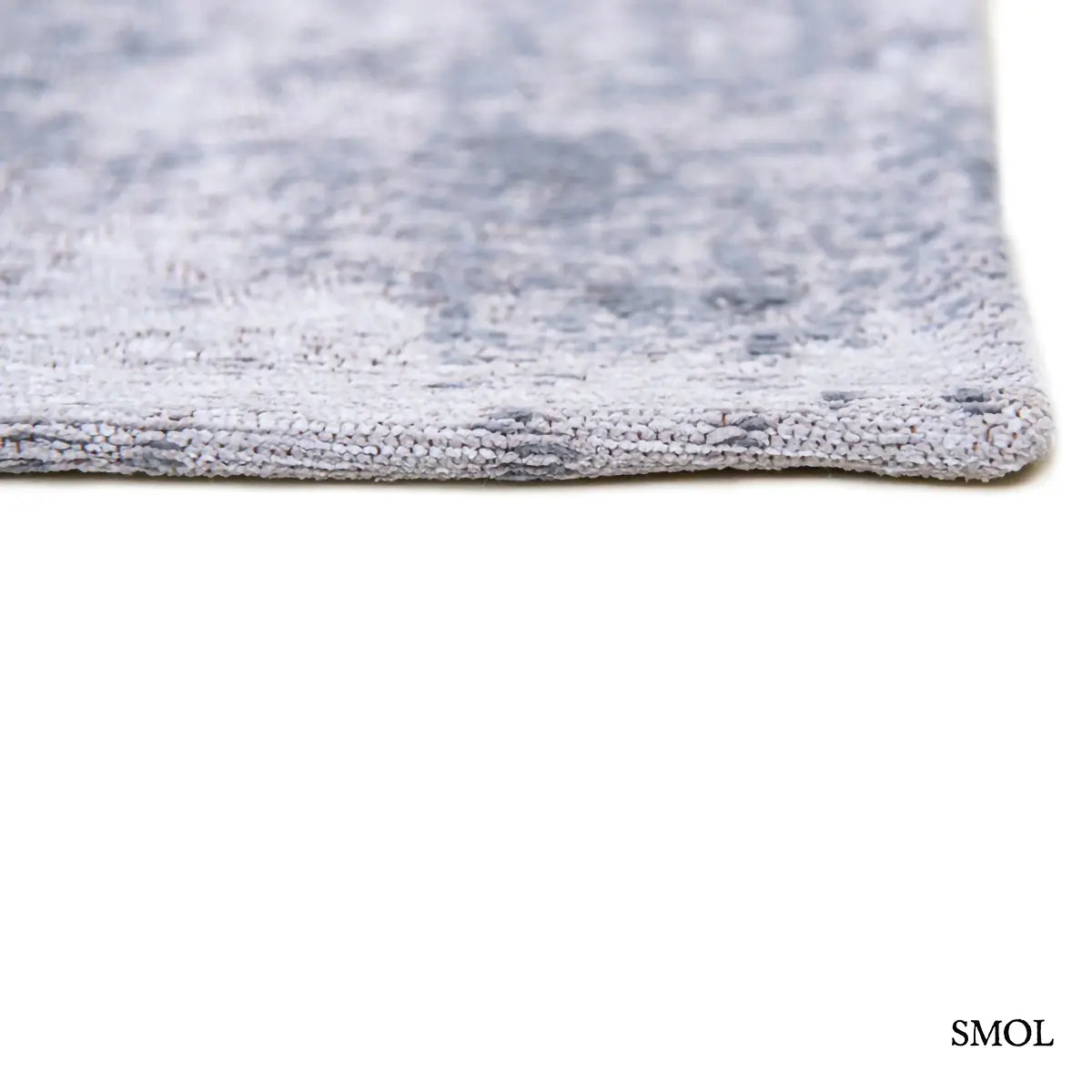 ECO RUG QUARTZ medaillon mintás szőnyeg szürke tónusokban, vintage hatással, foltos vízfestmény felülettel, sarok nagyítva